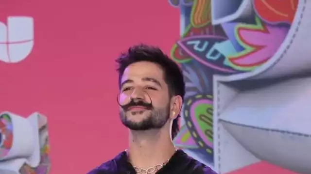 Camilo desfilando en la alfombra azul