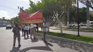 Solo unas cuantas personas se manifestaron contra el dirigente estatal del PRI