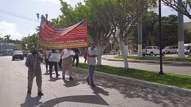 Solo unas cuantas personas se manifestaron contra el dirigente estatal del PRI
