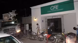 Los residentes reportan que son frecuentes estos desperfectos en el servicio de luz en la comunidad desde hace un tiempo