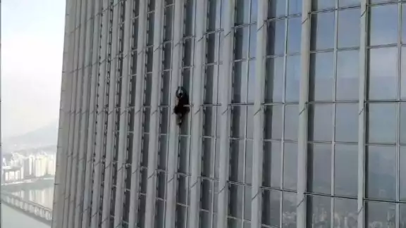 El hombre británico escaló, sin nada en las manos, más de la mitad de uno de los rascacielos más altos del mundo ubicado en la capital coreana
