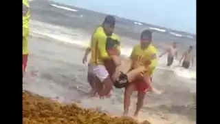 El sujeto fue rescatado por guardavidas cercanos a la playa