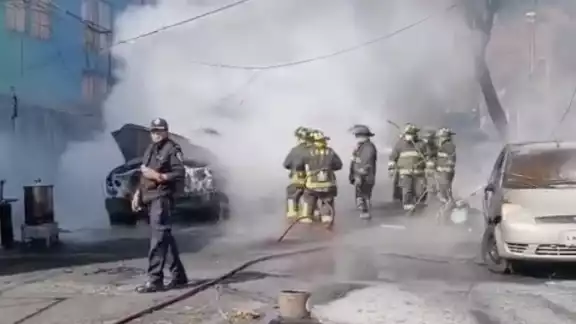 Bomberos de la CDMX asistieron para controlar el incendio Bomberos de la CDMX asistieron para controlar el incendio