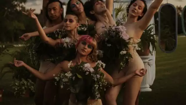 La creación audiovisual aborda el tema de la búsqueda del amor junto con sus vicisitudes