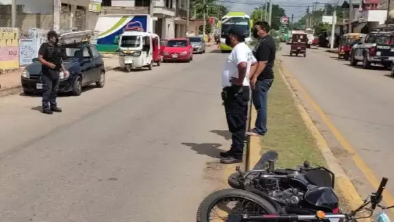 El motociclista fue traslado al hospital integral para su revisión médica El motociclista fue traslado al hospital integral para su revisión médica