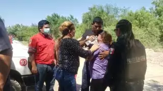 La madre abrazó a su hijo al verlo salir. Foto: Especial