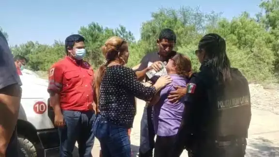 La madre abrazó a su hijo al verlo salir. Foto: Especial La madre abrazó a su hijo al verlo salir. Foto: Especial