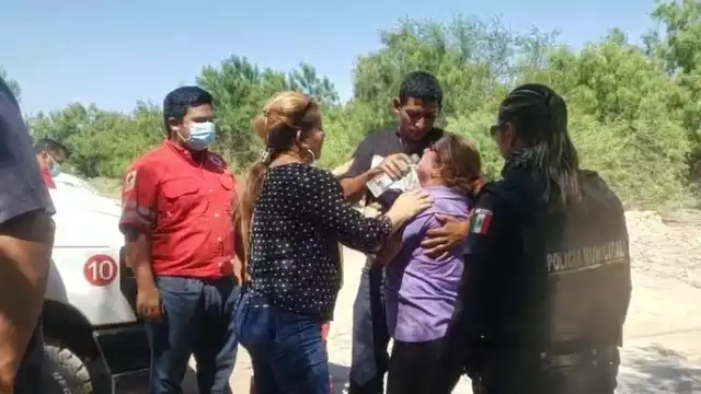 La madre abrazó a su hijo al verlo salir. Foto: Especial