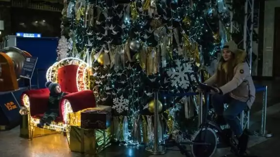 En Kiev una mujer pedaleaba un generador de bicicleta para alumbrar un árbol de Navidad En Kiev una mujer pedaleaba un generador de bicicleta para alumbrar un árbol de Navidad