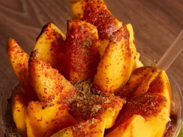 Tener poch de mango con chile, chamoy y limón, es uno de los poch más comunes entre los yucatecos