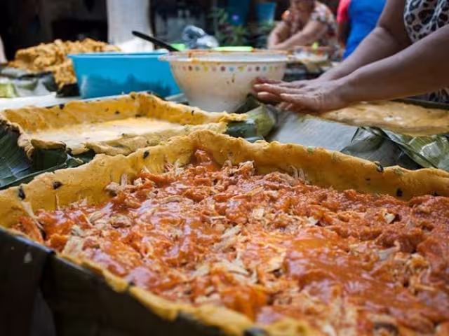 El pib o mucbipollo es uno de los platillos más esperados en las mesas yucatecas.