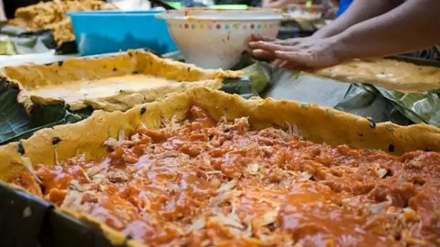 El pib o mucbipollo es uno de los platillos más esperados en las mesas yucatecas.