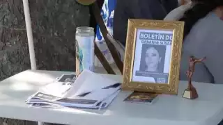 Colectivos feministas acudieron al lugar para realizar un minuto de silencio