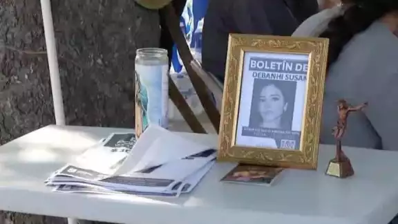 Colectivos feministas acudieron al lugar para realizar un minuto de silencio Colectivos feministas acudieron al lugar para realizar un minuto de silencio