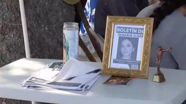 Colectivos feministas acudieron al lugar para realizar un minuto de silencio