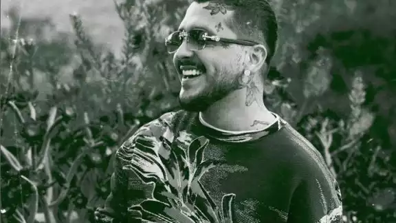 Christian Nodal ha sido captado varias veces recientemente sin ningún tatuaje en el rostro