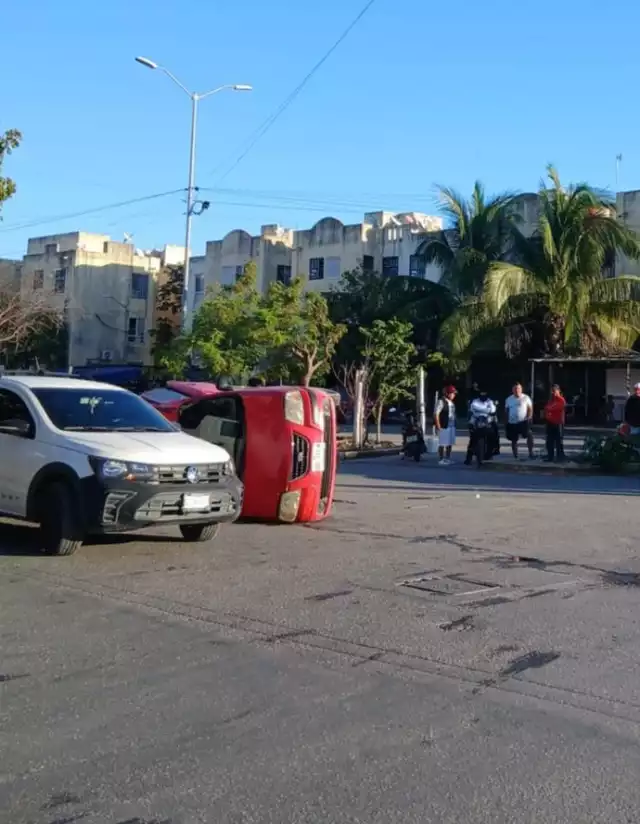 La persona que resultó lesionada fue trasladada por paramédicos a un hospital
