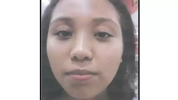 La joven vestía una playera blanca y un pantalón de mezclilla azul cuando salió de casa