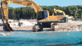 Para la construcción de la marina, Grupo Xcaret inició el vertido de material para las escolleras en la Riviera Maya