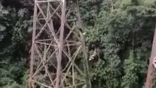 Una mujer falleció tras lanzarse del viaducto, mientras practicaba este deporte extremo.