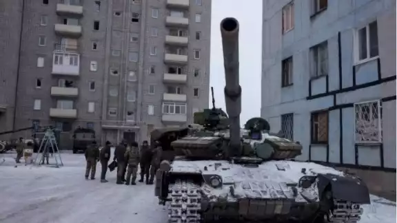 De la invasión de Rusia en Ucrania, ha surgido un video que causó indignación, pues se muestran imágenes en las que un tanque aplasta a un conductor y a su automóvil De la invasión de Rusia en Ucrania, ha surgido un video que causó indignación, pues se muestran imágenes en las que un tanque aplasta a un conductor y a su automóvil