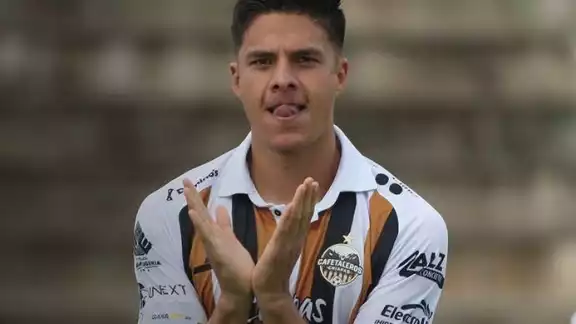 Luis Alonso es originario de Guadalajara, Jalisco y su trayectoria contempla su paso por las Fuerzas Básicas del Toluca Luis Alonso es originario de Guadalajara, Jalisco y su trayectoria contempla su paso por las Fuerzas Básicas del Toluca