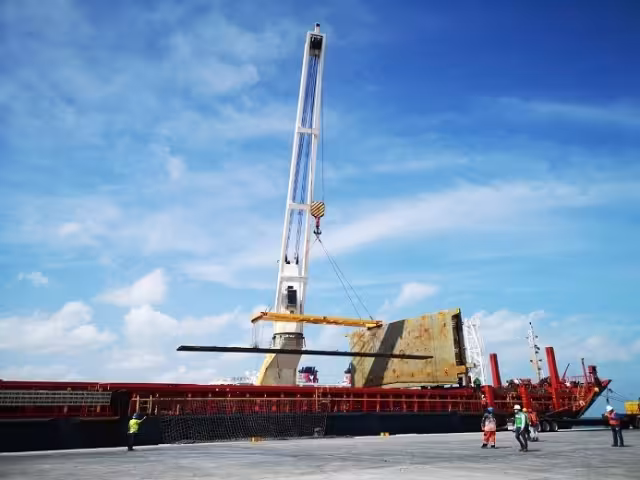 Llega a Progreso el segundo buque con rieles para el Tren Maya