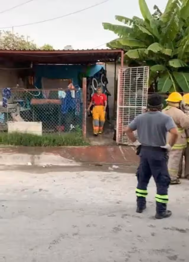 Elementos del Cuerpo de Bomberos de Othón P Blanco y personal de la Unidad de Rescate y Emergencias Médicas acudieron al sitio