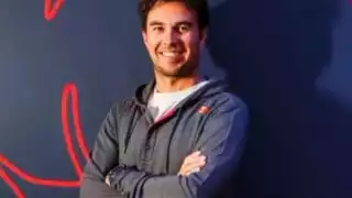 Checo Pérez correrá con la escudería Red Bull