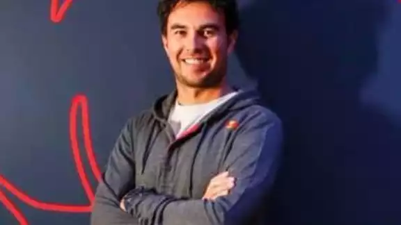 Checo Pérez correrá con la escudería Red Bull