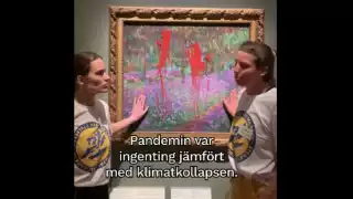 Las activistas pusieron pintura roja en sus manos y se la pusieron al cuadro