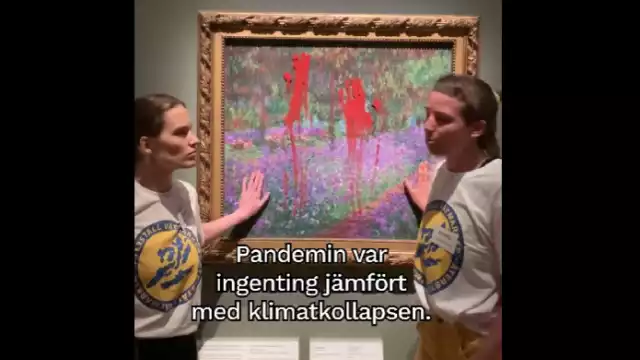 Las activistas pusieron pintura roja en sus manos y se la pusieron al cuadro
