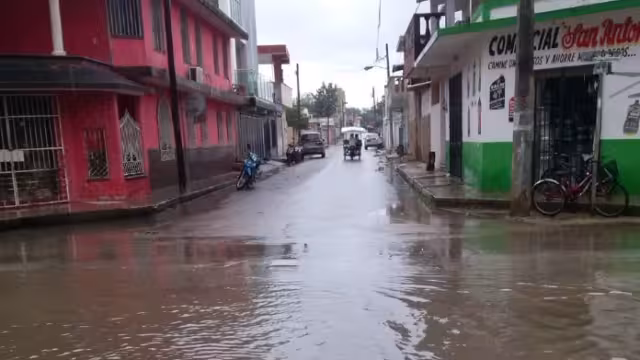 Una fuerte lluvia afectó a la Colonia Miraflores que dejó sin energía eléctrica