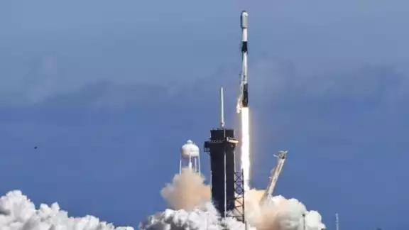 El grupo de satélites, cada uno de ellos de más de un cuarto de tonelada de peso, viajaron dentro del carenado de un cohete Falcon 9. El grupo de satélites, cada uno de ellos de más de un cuarto de tonelada de peso, viajaron dentro del carenado de un cohete Falcon 9.