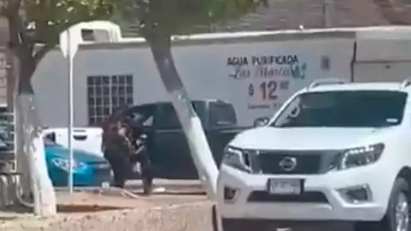 En redes sociales se ha viralizado un video de la terrible escena donde la menor persigue a los hombres armados. Su padre terminó asesinado