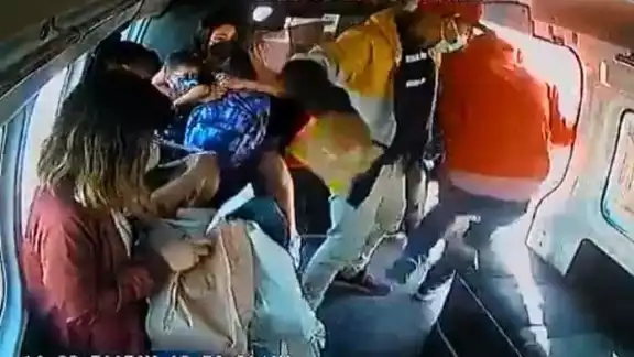 Un grupo de sujetos despojó de sus pertenencias a los usuarios de una combi que circulaba sobre la carretera México-Texcoco.