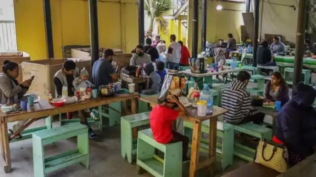 Migrantes acaparan albergues en Tijuana tras una semana del término del Título 42
