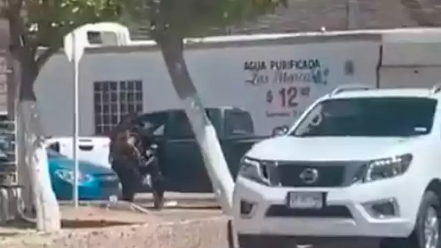 En redes sociales se ha viralizado un video de la terrible escena donde la menor persigue a los hombres armados. Su padre terminó asesinado