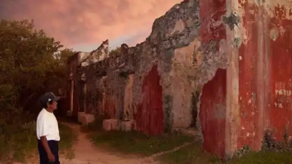 Cuando llegas al pueblo, lo primero que puedes encontrarte es una capilla en ruinas y sin techo Cuando llegas al pueblo, lo primero que puedes encontrarte es una capilla en ruinas y sin techo