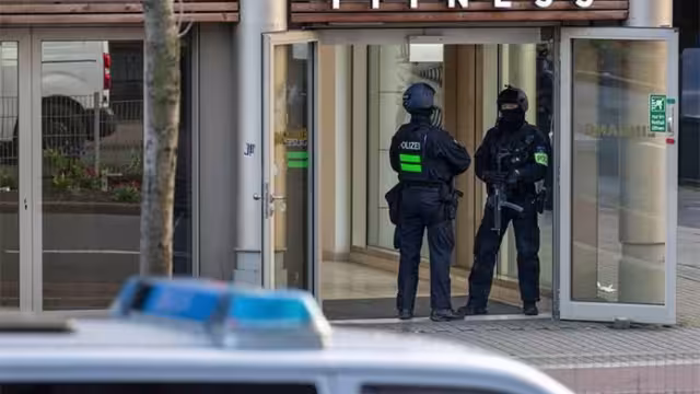 El agresor o agresores se lanzaron indiscriminadamente contra los visitantes del local.