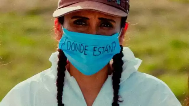 El documental trata específicamente de las fosas que no son clandestinas, sino del Estado.