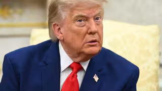 Donald Trump anuncia aranceles del 100% para medicamentos genéricos en 2028