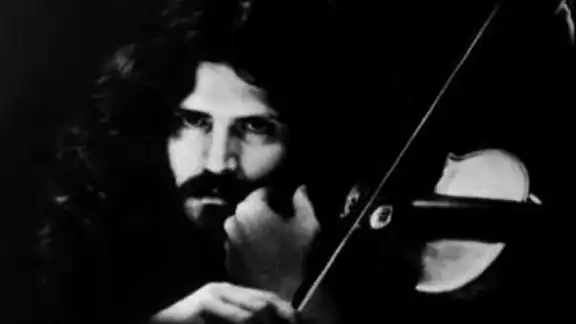 El violinista fallece antes de terminar de grabar su primer álbum como solista El violinista fallece antes de terminar de grabar su primer álbum como solista