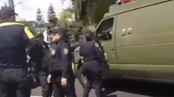 Una supuesta ambulancia militar atropelló a un motociclista y luego intentó darse a la fuga en CDMX.