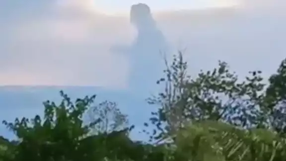 Nube con forma de 'Godzila' sorprende a miles de internautas