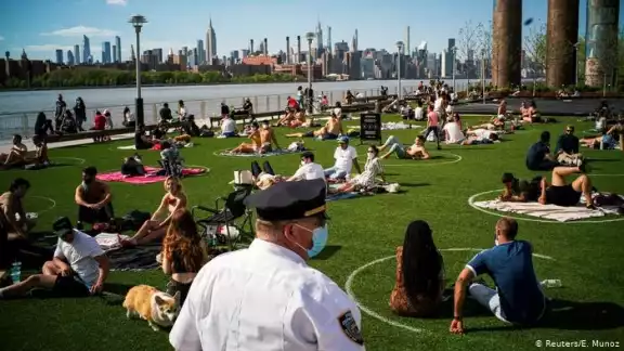 Paseantes abarrotan parques públicos de Nueva York Paseantes abarrotan parques públicos de Nueva York