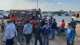 Los efectivos de rescate fluvial, ambulancias y la Policía rescataron al menos a 16 personas con signos vitales