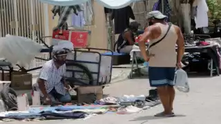 Pese al COVID-19, abuelitos regresan a vender en los tianguis de Cancún