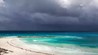 Cancún es uno de los destinos turísticos que tendrían afectaciones derivadas de la perturbación tropical en el Golfo de México, según el SMN
