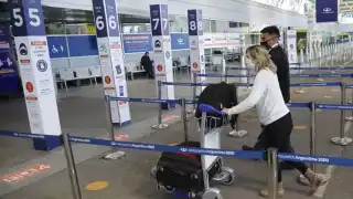 Argentina pidió a las aerolíneas que reduzcan a la mitad los vuelos desde y hacia Brasil.